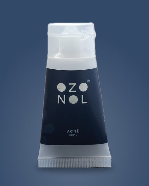 Ozonol Anti Acné sobre fondo azul